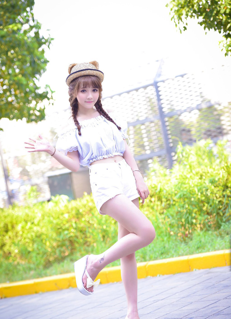 “嗯，家父最近身体不适，妾身明日想回娘家一趟。”美妇有些为难的看向刘璝，毕竟自己夫君久在军中，难得回来，自己却不能够陪伴左右，心中有些愧疚。